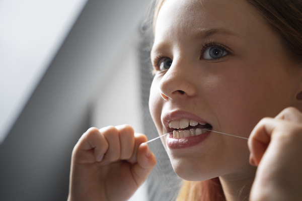 Uso del hilo dental en niños