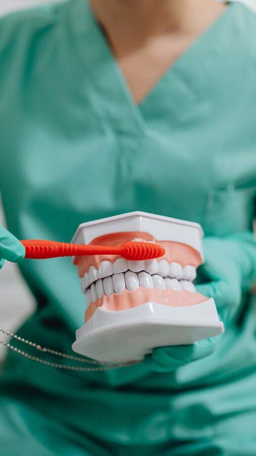 La gingivitis y la periodontitis son las causas de sangrado de encías más comunes.