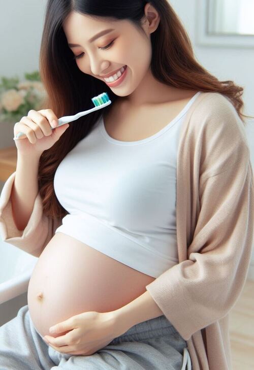Mujer embarazado y con inflamación en las encías cepillándose los dientes